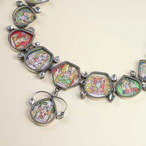 Juego de Collar y Pendientes de Plata de Ley 92.5 con Forma Hexagonal, Diseño Hastakala Pichwai, Pintado a Mano, Joyería Cultural Coleccionable - Product Image 1