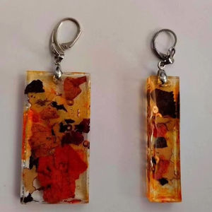 Vente en gros de boucles d'oreilles rondes en résine pour femmes, motif d'amour élégant Design de Noël parfait pour les cadeaux d'affaires et les projets d'artisanat de bricolage - Product Image 2