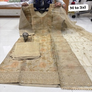 Kurti pantalon et dupatta en soie Banarasi Simar très tendance avec un travail manuel lourd, fournisseur indien à prix de gros à vendre - Product Image 1