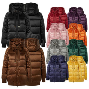 Vestes courtes matelassées à capuche de couleur rouge personnalisées, chaudes pour l'hiver, matelassées, avec poignets côtelés, fermeture éclair, rembourrées, décontractées, pour l'extérieur, pour femmes - Product Image 1