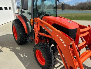 Tracteur agricole compact Kubota LA514 2024 avec chargeur frontal, transmission par engrenages 4x4, cabine fermée, surveillance à distance, 12V - Product Image 2