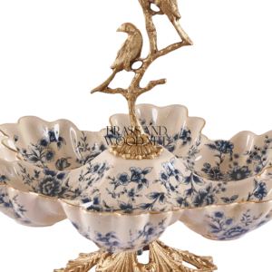 ทองเหลืองโบราณที่ให้บริการตัวจานพอร์ซเลนที่มีดีไซน์ดอกไม้สีฟ้าหรูหราฐานทองและมือจับนกตกแต่งอย่างหรูหรา - Product Image 3
