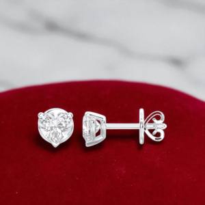 Pendiente de tuerca de tres puntas con piedra de moissanita de corte de corazón de 1,00 CT de CT, hecho en oro macizo para Unisex - Product Image 5