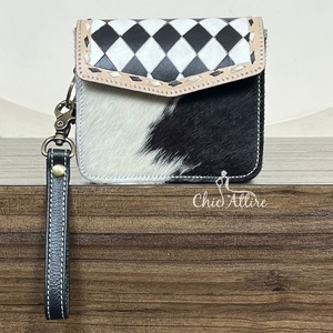 Monedero de Cuero Vacuno Estilo Boho Hecho a Mano, Monedero Pequeño con Diseño de Cuadros Estilo Western, Mini Cartera con Correa para la Muñeca - Product Image 1