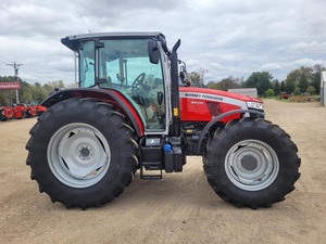 Tractor Massey Ferguson 5M.145 de 140HP con Tracción en las Cuatro Ruedas, Precio Económico, Diseñado para un Trabajo Agrícola Eficiente y un Rendimiento Óptimo en el Campo - Product Image 2