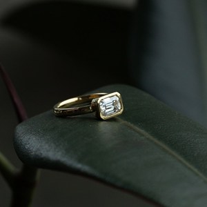 แหวนเพชรโมอิสขนาด1.5ที่ทันสมัยตั้งอยู่ทางตะวันออกไปตะวันตกมีเอกลักษณ์โดดเด่นพร้อมวงแบนเครื่องประดับเจ้าสาวเหนือกาลเวลา - Product Image 2