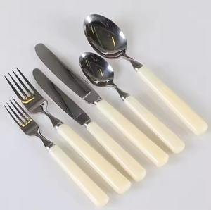 Juego de cubiertos de cocina elegante artesanal H.M.A, cubiertos de acero con espejo, mango de resina, desechable, sostenible para Decoración de mesa, regalo - Product Image 1