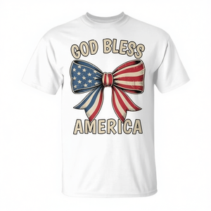 Camiseta Promocional Personalizable para Niñas Pequeñas con Lazos Coquette y Diseño de Dios Bendiga a América para el 4 de Julio - Product Image 2