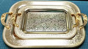 Avec des poignées ornées, un magnifique plateau de service en métal doré devient à la fois un outil fonctionnel et un ensemble de 2 objets de collection décoratifs. - Product Image 4