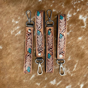 Elegante Llavero de Cuero con Correa de Muñeca Labrado con Plumas en Turquesa y Blanco, Accesorios de Cuero con Estampado Floral en Relieve, Llaveros Bonitos - Product Image 3