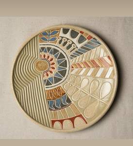 Plato de madera de diseño único para servir como accesorio de mesa de comedor funcional y decorativo para decoración del hogar - Product Image 3