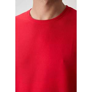 T-shirt basique pour homme Air Jones, rouge, en tissu gaufré interlock texturé, coupe ample - Haut confortable en mélange polyester et lycra - Product Image 3