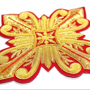 Croix brodée à la main avec applique de fil d'or sur velours rouge - Product Image 1