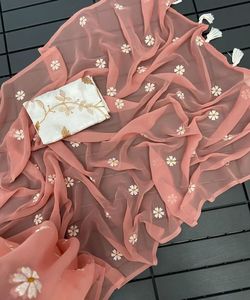 สัมผัสความหรูหราด้วยผ้าไหมสารีลักษณะอุดมไปด้วยผ้าไหมที่ทําอย่างประณีตจากผ้าไหมชั้นดีและตกแต่งด้วยความสวยงาม - Product Image 1