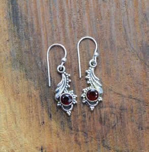 Boucles d'oreilles clous en argent sterling avec grenat rouge, bijoux artisanaux en pierres précieuses, plaqué or, cadeau mignon pour femme, pierre de naissance de janvier, pour soirée - Product Image 6