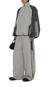 ชุดวอร์มกันลมสำหรับผู้หญิง ชุดออกกำลังกายแบบจ็อกเกอร์ รับผลิตแบบ OEM พร้อมสกรีนโลโก้ ชุดวอร์มกันลมสำหรับผู้หญิง - Product Image 2