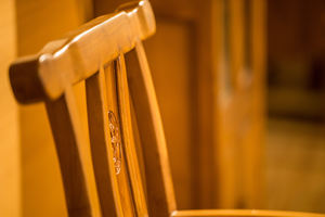 Design de meubles pittoresques avec chaise à chapeau classique chinois à dossier haut (petite) chaise de salle à manger en teck - Product Image 2