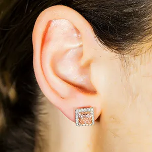 เพชร SHREYA DIAM IGI รับรองคุณภาพ เพชรเพาะเลี้ยงในห้องปฏิบัติการ ทองคำขาว 18K ชุบโรเดียม ทรงปรินเซสคัท สีชมพูเข้ม แฟชั่นทันสมัย ต่างหูแบบติดหูสำหรับงานแต่งงาน - Product Image 2