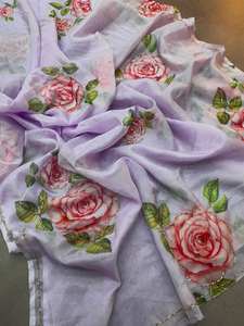 Colección de Sari de impresión digital con diseño de patrón floral con tela Tabi suave y trabajo manual de perlas para fiestas y festivales - Product Image 2