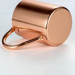 Taza de mula de cobre de alta calidad con detalles hechos a mano y superficie brillante perfecta para disfrutar de cerveza de jengibre, vodka y hielo - Product Image 1