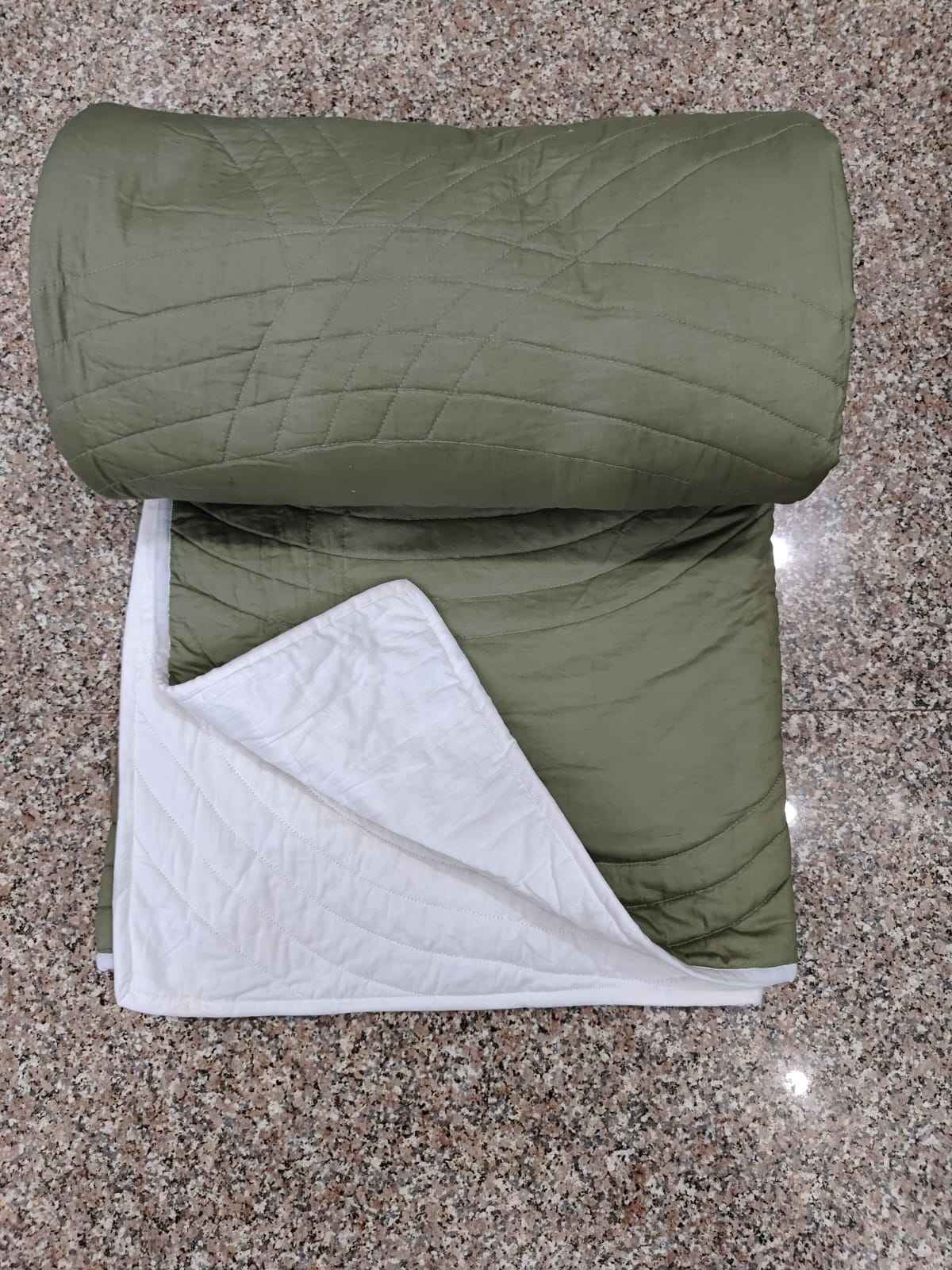 สีเขียวและสีขาว