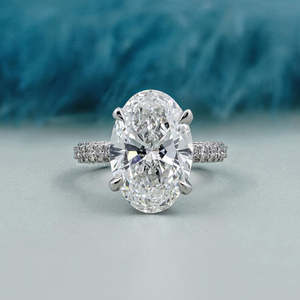 Anillo de Diamante Cultivado en Laboratorio con Certificación IGI, Corte Ovalado con Halo Oculto y Banda Pavé, Anillos de Diamantes Certificados - Product Image 1