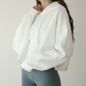 Sweat à capuche oversize à ourlet brut avec impression personnalisée Sweat-shirt court Boxy en polaire épaisse pour femmes - Product Image 6