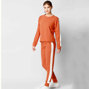 Chándal de mujer logotipo personalizado conjunto de 2 piezas, material de primera calidad, fábrica de OEM/ODM al por mayor. - Product Image 2