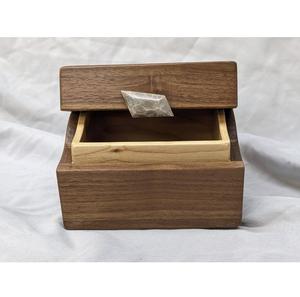Boîte de rangement en bois pour vêtements et articles essentiels - Product Image 1
