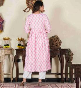 Ensemble Kurta en coton brodé de fleurs roses pour femmes avec col rond et manches 3/4, associé à un pantalon et un dupatta assortis - Product Image 2