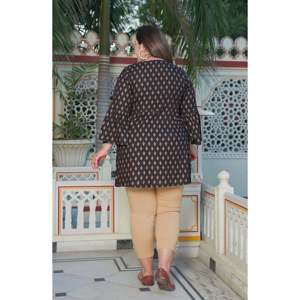 Pantalones cortos Kurti de mujer de talla grande de rayón negro con estampado floral cortos de talla grande - Product Image 4