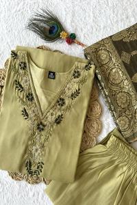 Grand Elegant Straight Kurti Pant Dupatta Set Colección étnica india opulenta para B2B Venta al por mayor y regalos corporativos - Product Image 6