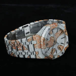 Reloj de Lujo con Diamantes Moissanite de Dos Tonos, Completamente Engastado, Oro Rosa y Plata, con Patrón de Camuflaje Personalizado, Correa de Cuero y Acero Inoxidable, Analógico - Product Image 1