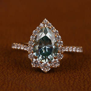 Elegante anillo de compromiso para mujer, ajuste de Halo clásico de oro de 14KT con corte de pera azul, anillos finos certificados por IGI de diamantes creados en laboratorio - Product Image 1