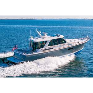 Sabre 43 Salon Express 2024, Casco de Fibra de Vidrio Resistente, Motor de Gasolina de 350 HP, 35-40 Nudos - Product Image 2