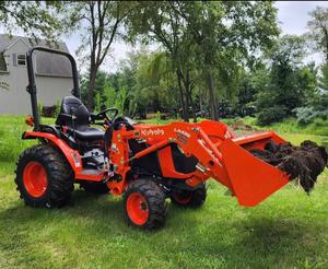 รถแทรกเตอร์ขนาดเล็ก LX2620HSD ขับเคลื่อน 4 ล้อ เครื่องยนต์ดีเซล พร้อมที่ตักด้านหน้า สำหรับงานเกษตรและจัดสวน - Product Image 2