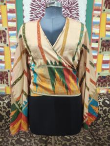 Top corto cruzado de seda para mujer con mangas acampanadas Mangas largas que fluyen Corbata frontal ajustable y estilo versátil de tres vías - Product Image 4