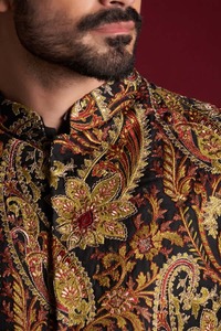 Sherwani largo de ajuste personalizado para hombres con exquisitos detalles reales bordados para fiestas de bodas creando un aspecto único para el novio - Product Image 5