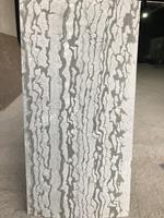 Panneaux de revêtement mural en pierre flexible en marbre blanc cristallin moderne - 2 mm d'épaisseur, durables, anti-acide, utilisation hôtelière, surface fendue