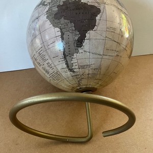 Globe en carton de carte Wold à bas prix sur support en métal Superbe globe rotatif avec des couleurs réalistes pour l'affichage d'étude et l'éducation - Product Image 1