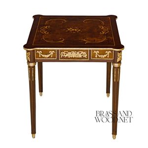 Table d'appoint carrée de luxe en acajou avec incrustation florale en marqueterie et guirlandes en laiton doré antique pour intérieurs classiques - Product Image 1