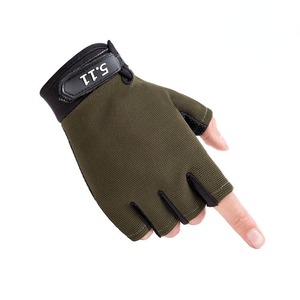 Venta al por mayor de cómodos guantes de gimnasio de medio Dedo de diseño personalizado accesorio de fitness para hombres para ciclismo levantamiento de pesas hechos de cuero - Product Image 5