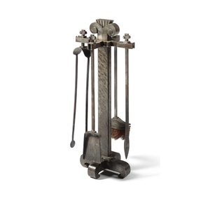 Ensemble d'outils de feu en fer à poignée courbe élégante avec finition antique et support décoratif conçu pour les projets de maison de designer - Product Image 4