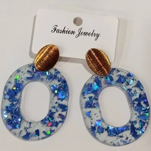 Kadınlar için reçine ve Cowry kabuk boncuklu küpe ve kızlar ve kadınlar için genç kız takısı kulak takı özelleştirilmiş tasarım ve renkler - Product Image 4