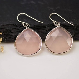 Boucles d'oreilles pendantes en calcédoine rose pâle, forme poire, faites à la main, délicates, en argent sterling 925, style bohème, cadeau pour petite amie - Product Image 1