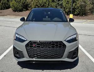 Sedán Compacto Usado de Alto Rendimiento 2023, Modelo Deportivo Turboalimentado con Capacidad AWD e Interior Premium - Product Image 1