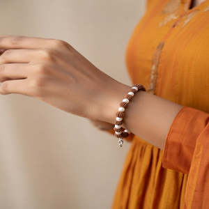 กำไลข้อมือบำบัดพร้อมรูดราคชาและไข่มุก ประเภทกำไลไข่มุกสุดหรู - Product Image 1