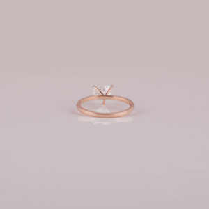 Pave Setting Anillo de compromiso con corte en forma de corazón Diseño elegante Anillo clásico de lujo con diamante creado en laboratorio en oro rosa de 18KT - Product Image 3