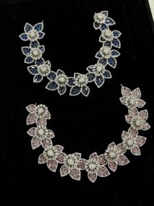 Ensemble collier et boucles d'oreilles tendance de luxe fait main avec un design floral, orné de strass et de zircon cubique, en laiton - Product Image 2