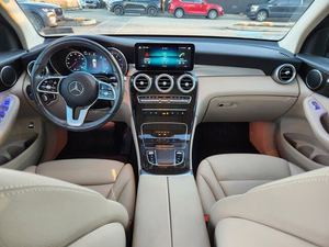 รถยนต์มือสองปี 2021 รุ่น GLC SUV 4MATIC CROSSOVER สีแดง ระบบขับเคลื่อนสี่ล้อ 255 แรงม้า ประหยัดน้ำมัน ระบบเกียร์อัตโนมัติ - Product Image 2